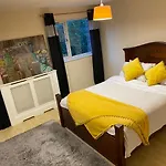 Cheerful Kingsize Room For Single Use