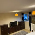Cheerful Kingsize Room For Single Use