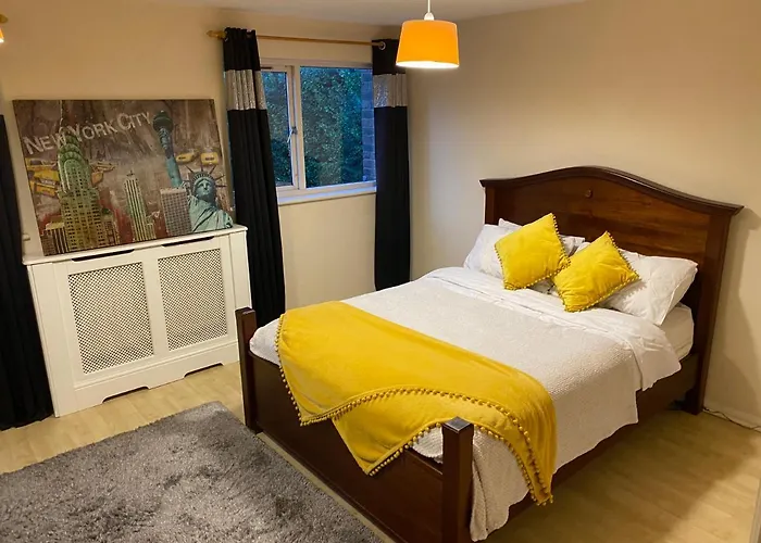 Cheerful Kingsize Room For Single Use