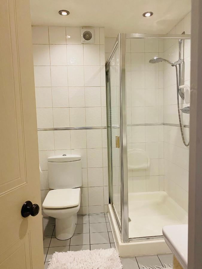 Cheerful Kingsize For Single Use Guest house *